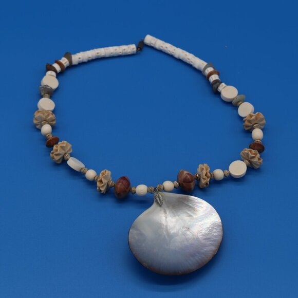 VNTG 22" with Approx. 3" Diameter Mother of Pearl Shell Necklace W/Screw Closure - Picture 4 of 7